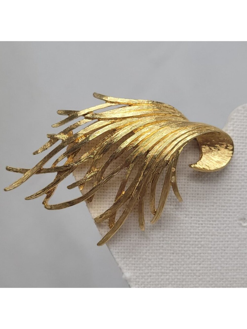 Vtg Monet Gold-Tone Feather Brooch Pin Elegant Textured Finish Mid-Century Retro